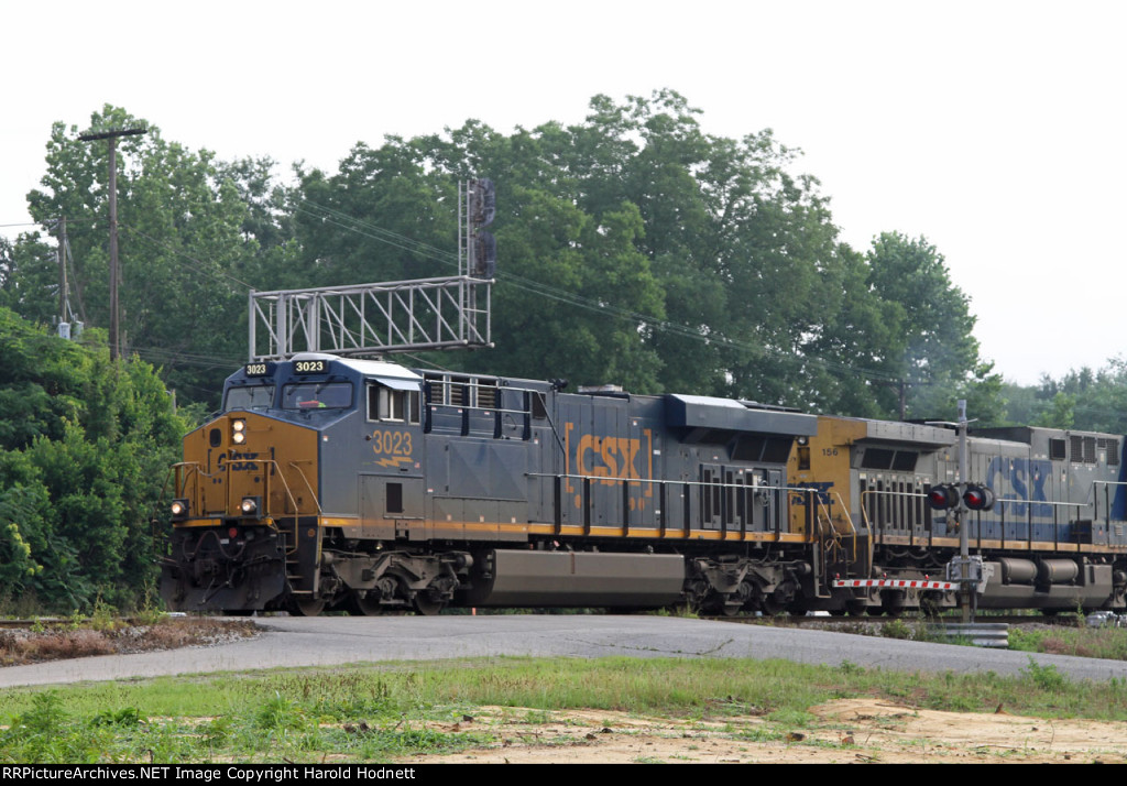 CSX 3023 leads train Q491-27 across Hamlet Avenue